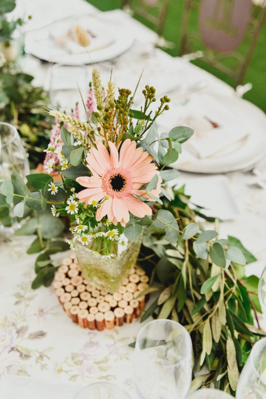 joaquincorbalan.com Floral decorative details of the centerpiece of a wedding restaurant in retro day style.